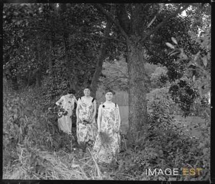 Trois femmes au bord d'un étang (Bouxières-aux-Chênes)